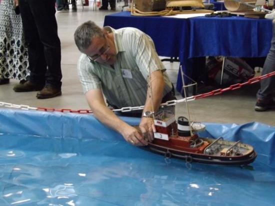 Alain effectuant un dernier contrôle sur son 