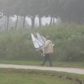 Arrivée d'un participant dans le brouillard