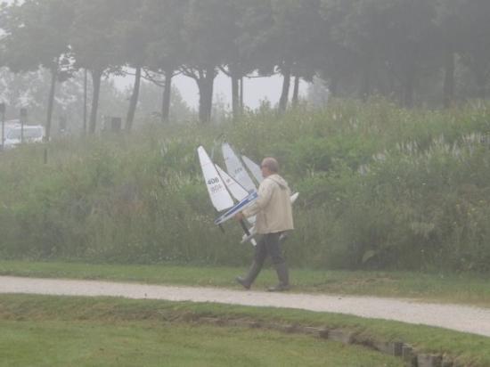 Arrivée d'un participant dans le brouillard