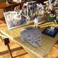 Au 1er plan le Faucon Millenium de Star Wars