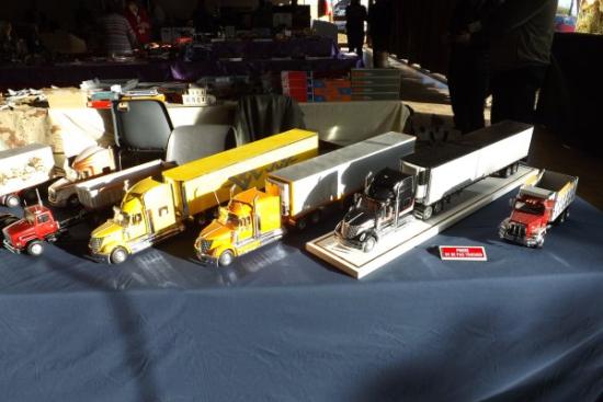 Belle brochette de camions sous le soleil du matin