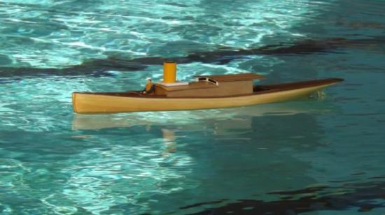 Belle chaloupe en bois vernis