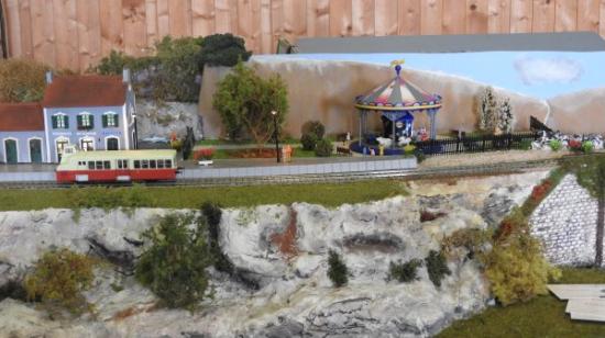 Belle petite gare son autorail et son manège