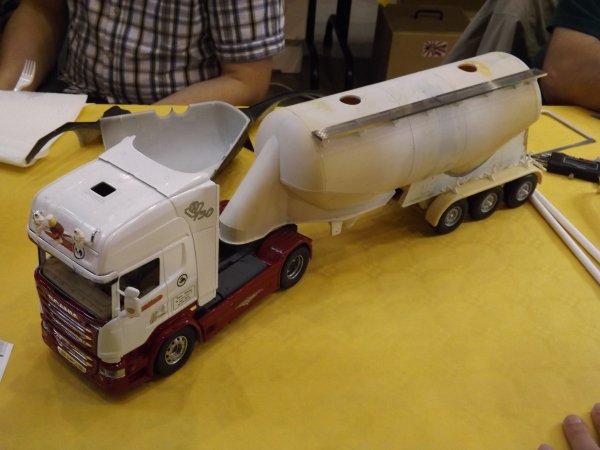 Camion Scania et sa *citerne (* réalisée en impression 3D)