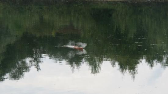 Chaloupe à vapeur en navigation