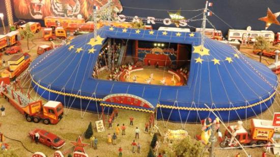 Chapiteau du Cirque Caros