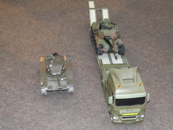 Char M41 Walker Bulldog et un camion porte char