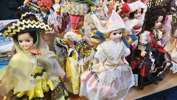 Collection de poupées en porcelaine