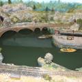 Diorama animé avec écluse fonctionnelle et bateau navigant