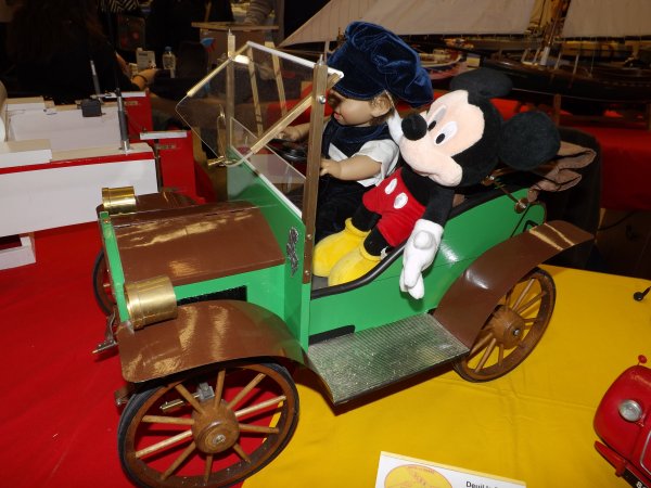 Mickey avec son chauffeur