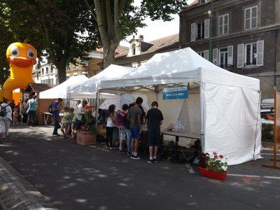 Les jeunes construisant une maquette en carton