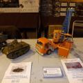 Jouets anciens char Tchad et camion grue