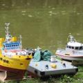 Le Happy Hunter une barge et une vedette d'intervention rapide