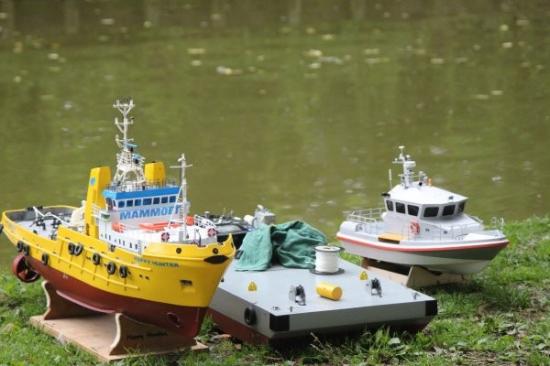 Le Happy Hunter une barge et une vedette d'intervention rapide