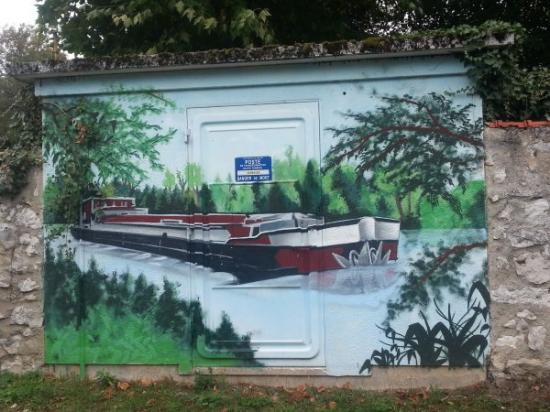 Les environs de la base de loisirs Décoration sur un poste Haute Tension EDF