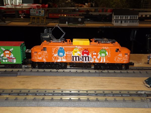Locomotive diésel aux couleurs M&M's