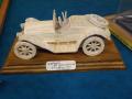 Maquette d'une voiture de collection réalisée avec 580 allumettes