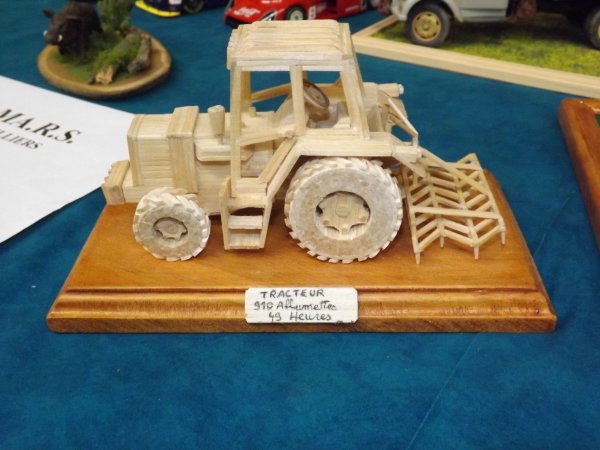 Maquette de tracteur réalisée avec 910 allumettes