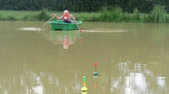 Mise en place des bouées pour le parcours de navigation