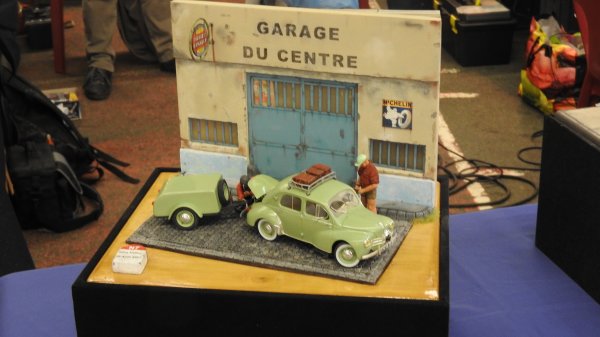 Nostalgie Le Garage du Centre avec une Renault 4CV
