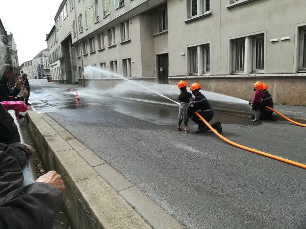 Stand des pompiers de Paris la relève est assurée