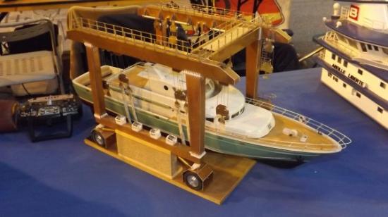 Un Pégasus III sur son portique de mise à l'eau