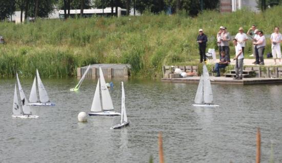 Voiliers classe loisirs et leurs pilotes (photo JFL)